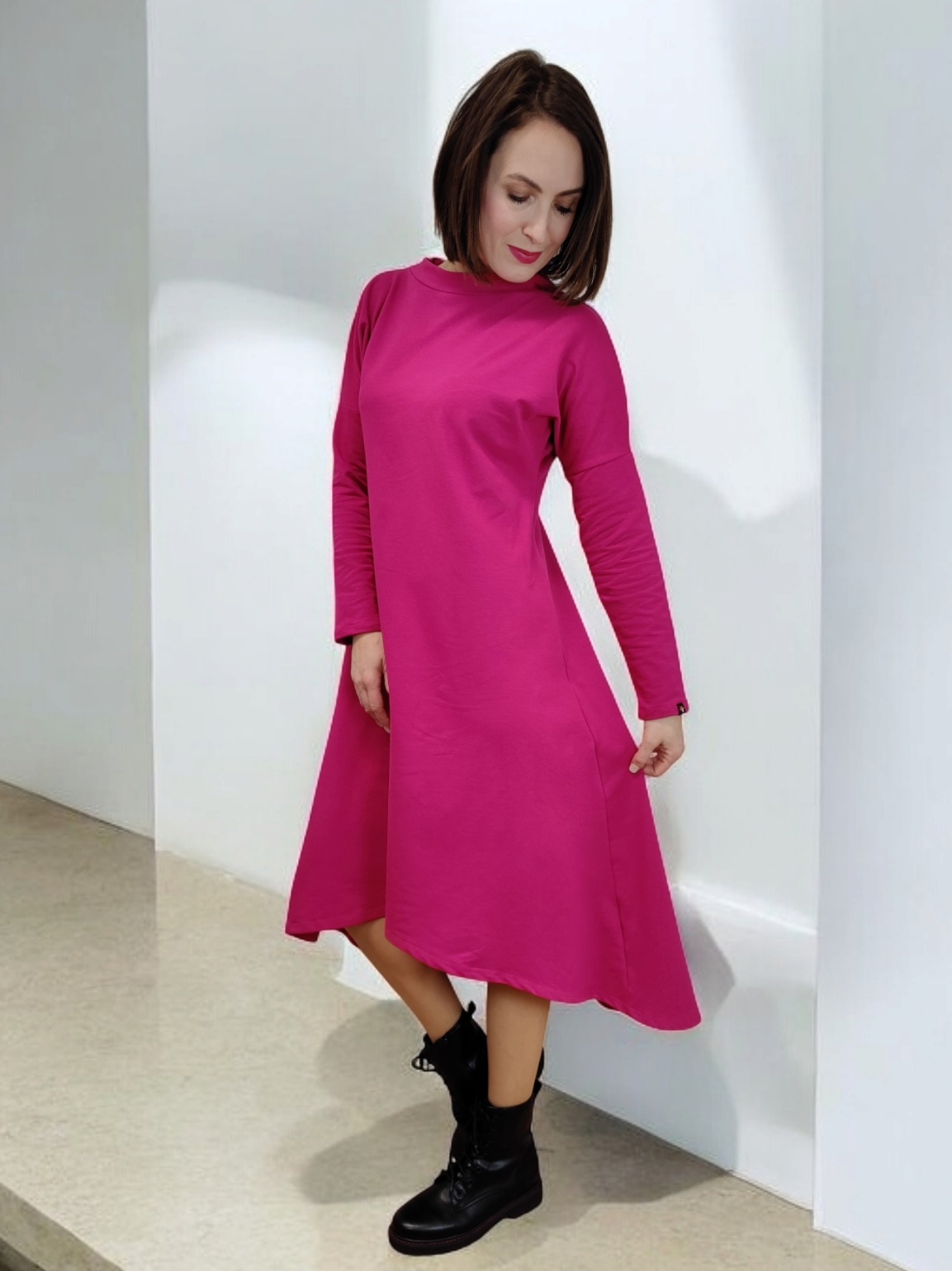 Dámské zimní šaty kombinované s punčochami a kozačkami